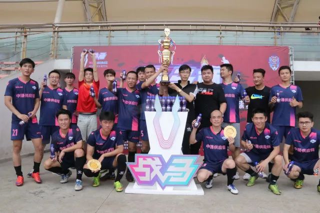塔图姆休赛期与马祖拉共同进行户外训练